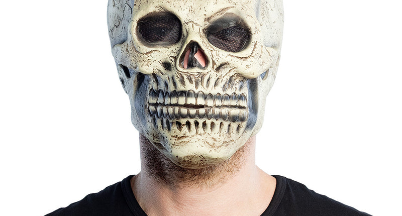 Latex hoofdmasker Skull gedragen door man, beenwitte schedel met donkere oogkassen voor Halloween