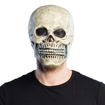 Latex hoofdmasker Skull gedragen door man, beenwitte schedel met donkere oogkassen voor Halloween