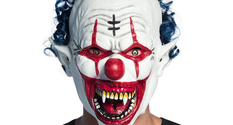 Latex hoofdmasker vampier clown met wit gezicht, rode grijns met hoektanden en blauwe krullen