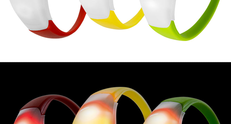 Led armbanden rood, geel en groen met witte kap, uit en oplichtend in het donker