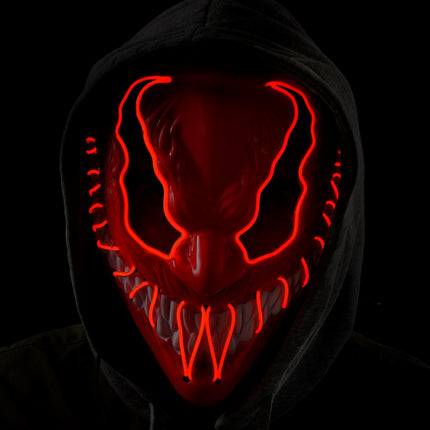 Led monstermasker rood gedragen onder een zwarte capuchon, alleen de rode lijnen zichtbaar