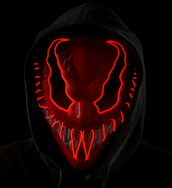 Led monstermasker rood gedragen onder een zwarte capuchon, alleen de rode lijnen zichtbaar