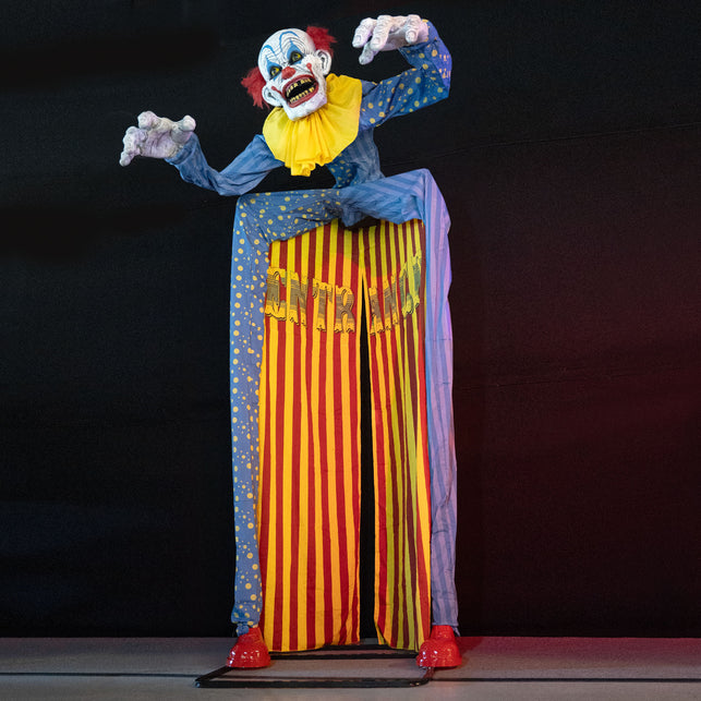 Levensgrote clownboog van 290 cm met grijpende handen en rode clownsschoenen op de standvoet