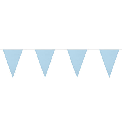 Lichtblauwe vlaggetjes op rij met open stukken ertussen, slinger voor een babyshower