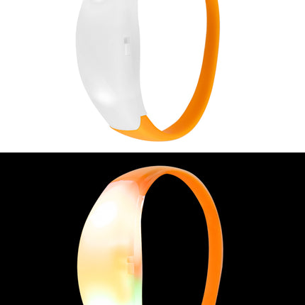 Lichtgevende armband met feloranje band en wit lichtkastje, oplichtend met warme lampjes