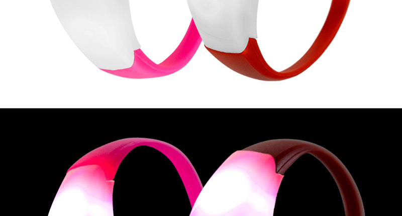 Lichtgevende led armbanden in roze en rood, uit en oplichtend met roze en witte lampjes
