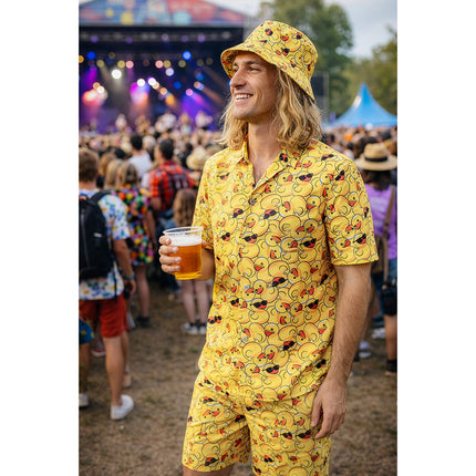 Lucky duck outfit gedragen op een festival, geel eendjesshirt met open kraag en bijpassende hoed