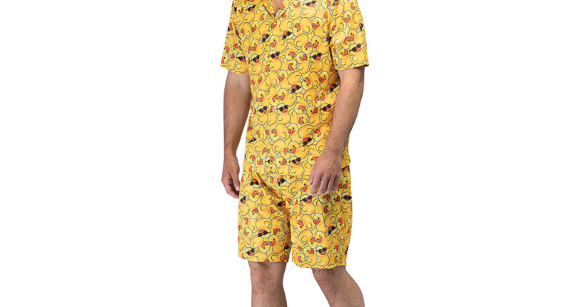 Lucky duck outfit geel kuiken met vissershoed, shirt met korte mouwen en korte broek vol eendjes met zonnebril