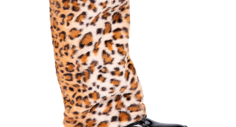 Luipaard beenwarmers bruin met pluizige vlekkenprint over een zwarte schoen met dikke zool