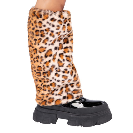 Luipaard beenwarmers bruin met pluizige vlekkenprint over een zwarte schoen met dikke zool