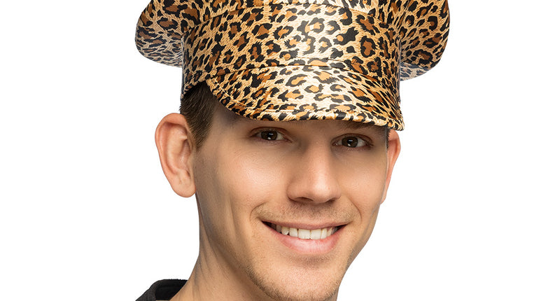 Luipaard pet bruin met klep, schuin van voren gedragen door een man voor carnaval of een foute party
