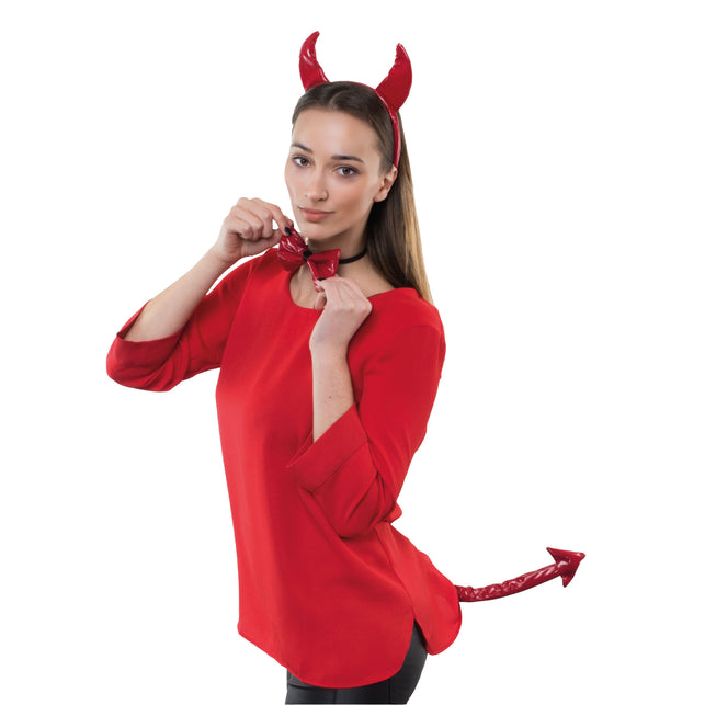 Luxe rode duivel set met hoorntjesdiadeem, rode strik en pijlstaart gedragen door een vrouw, voor Halloween