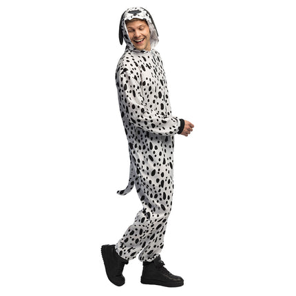 Man in dalmatiërkostuum van opzij, met flaporen en staart, klaar voor carnaval