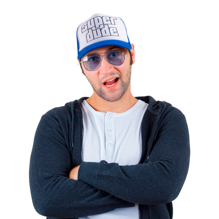 Man draagt super dude pet met zonnebril en hoodie op een themafeest
