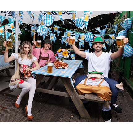 Man draagt de tiroler draagbroek aan de biertafel tijdens een Oktoberfest
