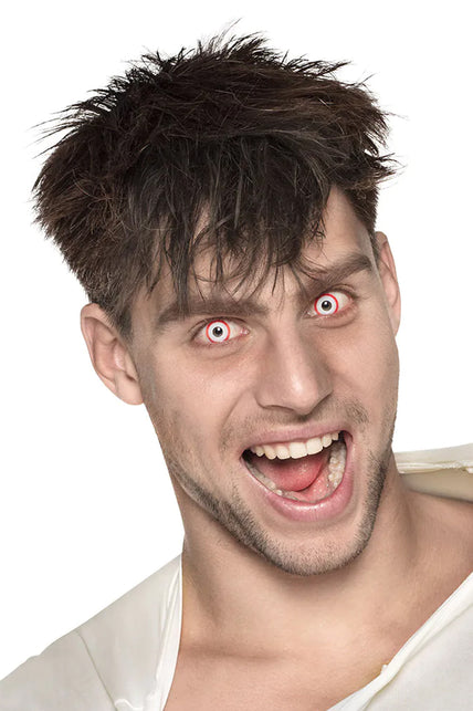 Man met weeklenzen Psycho in beide ogen, witte lenzen met rode rand voor Halloween