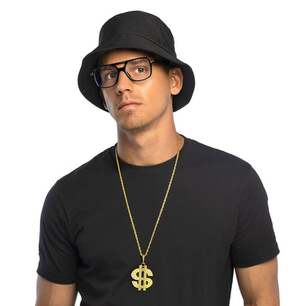 Man in zwart shirt met rapper hip hop set: vissershoed, zwarte bril en gouden dollarhanger voor een foute party
