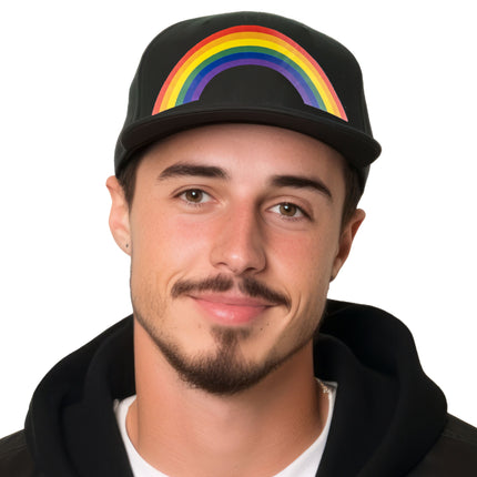 Man met zwarte pet regenboog print op, gedragen bij een zwarte hoodie tijdens Pride