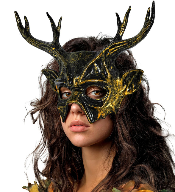 Masker Baphomet op dames gezicht, gouden reliëf rond de ogen en puntige oren