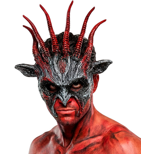 Masker beest infernaal bij rode schmink voor een demonenlook op Halloween