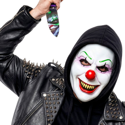 Masker boze clown latex onder zwarte capuchon, close-up van grijnzende mond