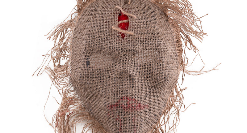 Masker doodskop jute in grijsbruin met gerafelde draden en rood dichtgenaaid oog voor Halloween