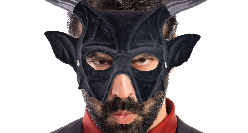 Masker hert met horens gedragen door man, zwart oogmasker met groot gewei voor een gemaskerd bal