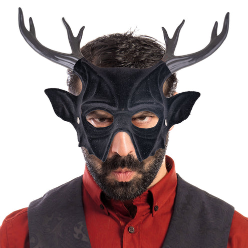 Masker hert met horens gedragen door man, zwart oogmasker met groot gewei voor een gemaskerd bal