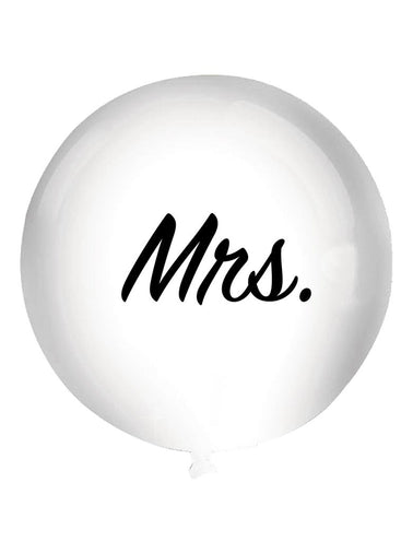 Mega ballon Mrs. wit van latex met zwarte Mrs.-opdruk in sierschrift, opgeblazen tot 92 cm voor een bruiloft