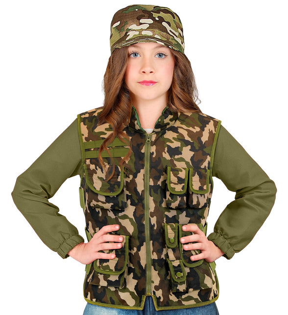 Meisje in camouflagevest met legergroene bies en zakken met drukknoop