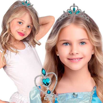 Meisje draagt het strass kroontje met turquoise edelstenen bij een blauwe prinsessenjurk