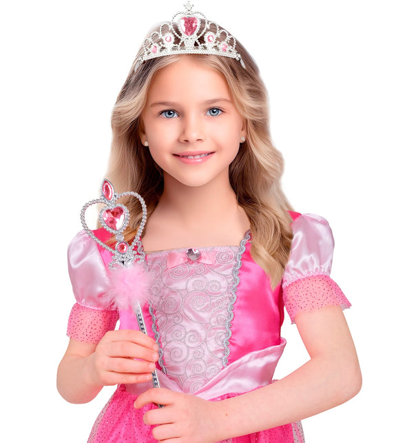 Meisje houdt toverstaf prinsessen met marabou vast bij roze jurk en zilveren tiara