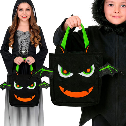 Meisje en jongen met trick-or-treat tas vleermuis bij een zwart Halloweenkostuum