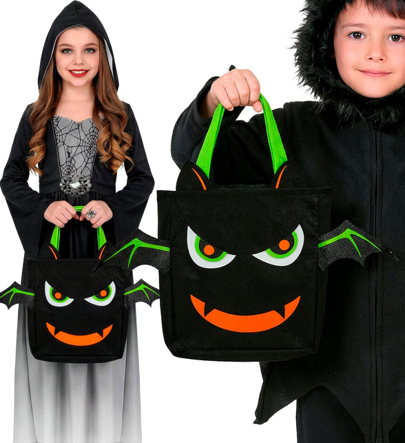 Meisje en jongen met trick-or-treat tas vleermuis bij een zwart Halloweenkostuum