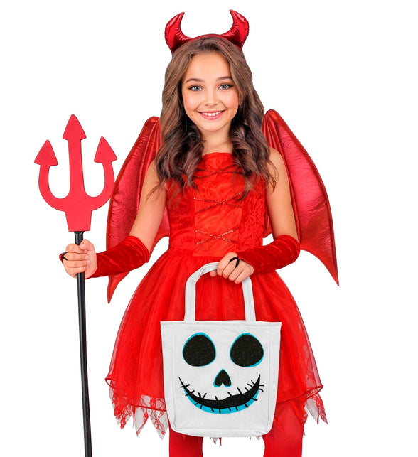 Meisje in rood duivelskostuum met witte snoeptas met spookgezicht voor trick or treat