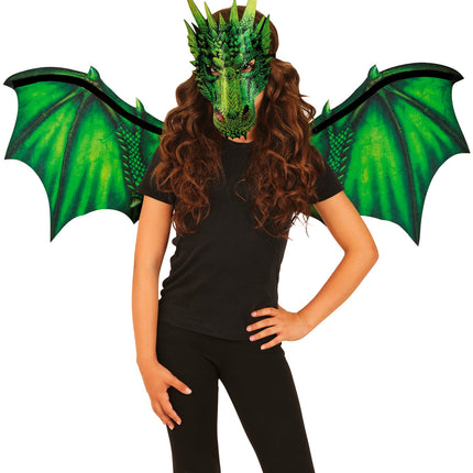 Meisje met uitgespreide drakenvleugels en geschubd groen masker over zwart shirt