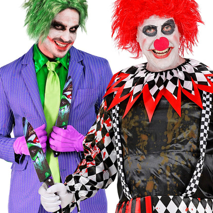 Mes kwaadaardige clown Guus vastgehouden naast een horrorclownoutfit met ruitpatroon