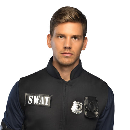 Metalen badge Special police op een zwart SWAT-vest voor een politie-outfit met carnaval