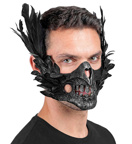 Mondmasker schedel met veren zijaanzicht op model, zwarte veren langs de wangen