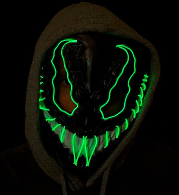 Monster masker led groen gedragen onder een grijze capuchon op een halloweenfeest