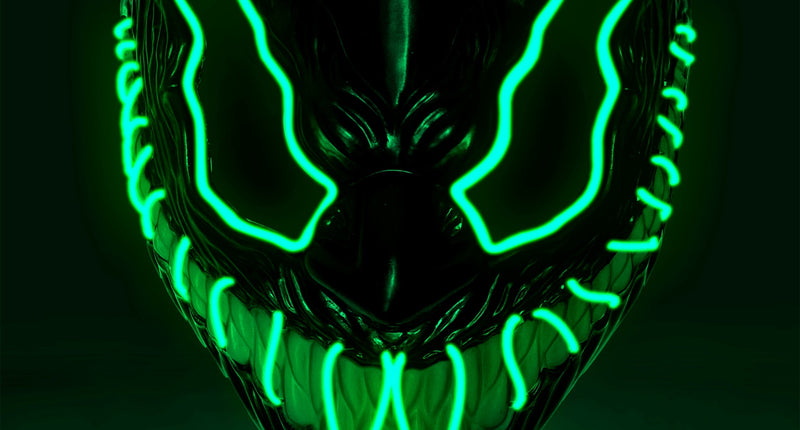 Monster masker led groen met groen oplichtende draden rond de ogen en brede tandenrij