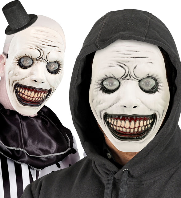 Monstermasker met bolle ogen gedragen onder een zwarte capuchon, grijnzend wit gezicht