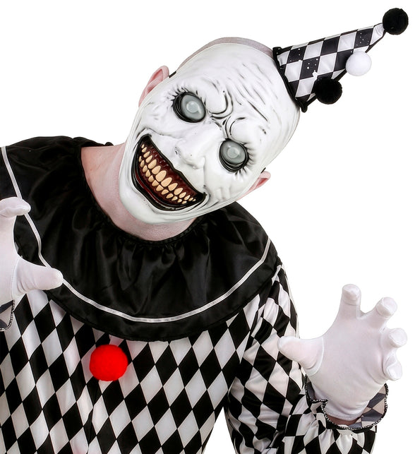 Monstermasker met bolle ogen bij een zwart-wit ruitenkostuum, wit gezicht met tandengrijns