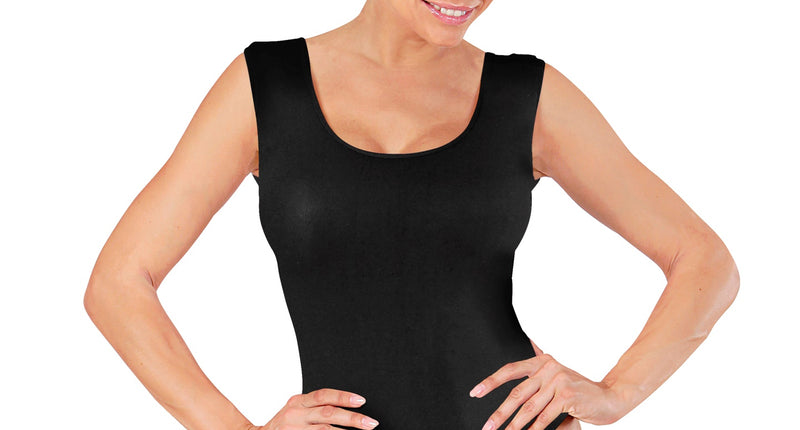 Mouwloze body dames zwart met brede schouderbanden en ronde hals, vooraanzicht gedragen
