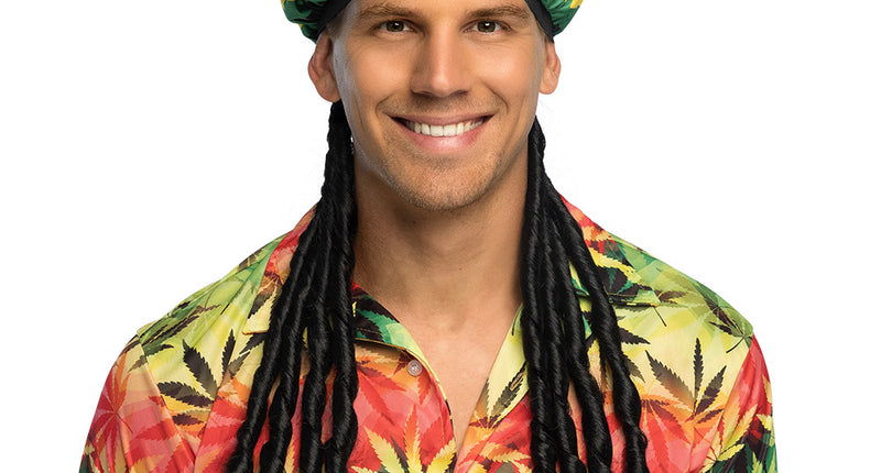 Muts Jamaica met Rasta haar gedragen door een man, rood-geel-groene strepen en zwarte dreads tot op de borst