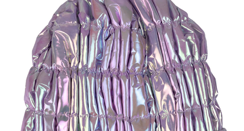 Muts met pompon lila met glanzende metallic bovenkant, ribgebreide omslag en donzige pompon