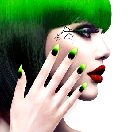 Neon groene stiletto nagels gedragen op de hand bij een groene heksenlook