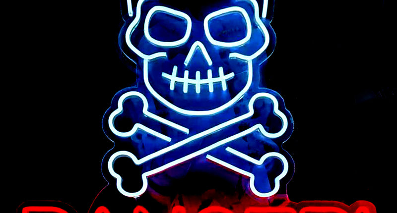 Neon licht schedel Danger met blauw-witte schedel, gekruiste botten en rode tekst voor Halloween