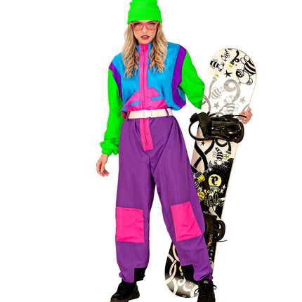 Neon snowboarder overall op vrouw, turquoise bovenstuk met groene mouwen en paarse broek