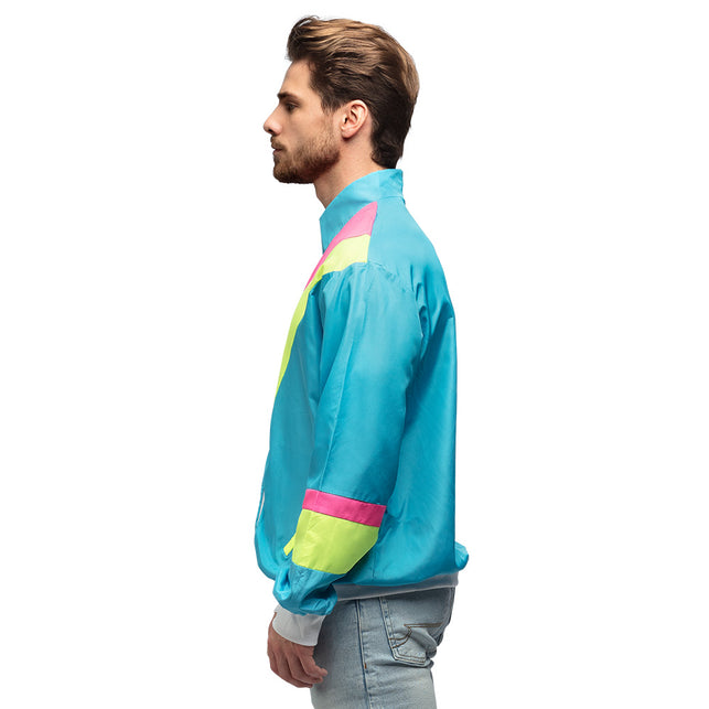 Neonblauw retro trainingsjasje zijaanzicht met opstaande kraag, gedragen over een lichte jeans